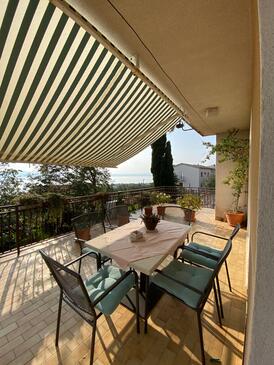 Apartments with parking space Novi Vinodolski - 5525