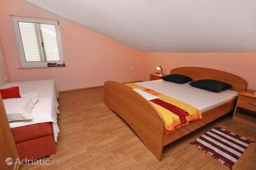 Ferienwohnungen mit Parkplatz Novi Vinodolski - 5526