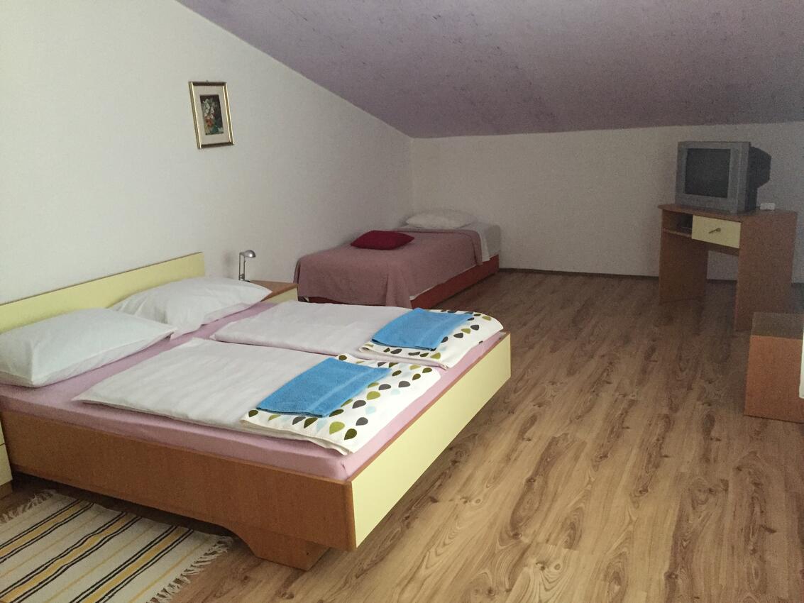 Apartments with parking spaces Novi Vinodolski - 5526