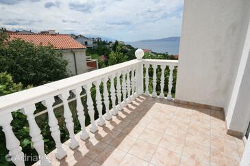 Apartamenty z parkingiem Novi Vinodolski - 5526