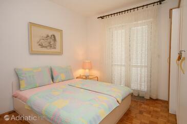 Apartments with parking space Novi Vinodolski - 5529