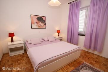 Apartments with parking space Novi Vinodolski - 5529