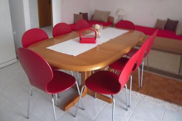 Apartments with parking space Novi Vinodolski - 5529