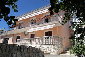 Apartmaji in sobe s parkingom Senj - 5569