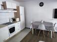 Klenovica, Salle à manger dans l’hébergement en type apartment, animaux acceptés et WiFi.