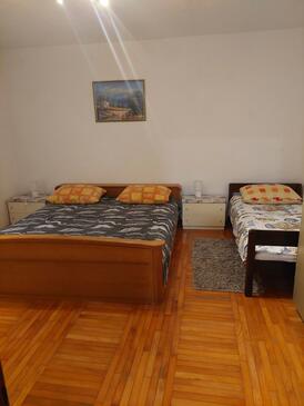 Apartments with parking space Novi Vinodolski - 5582