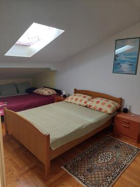 Apartments with parking space Novi Vinodolski - 5582