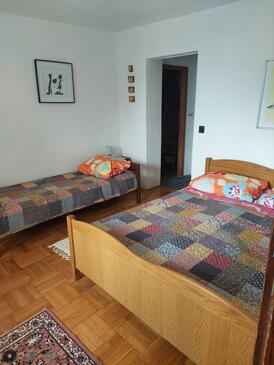 Apartments with parking space Novi Vinodolski - 5582