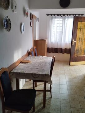 Novi Vinodolski, Jídelna v ubytování typu apartment, domácí mazlíčci povoleni a WiFi.