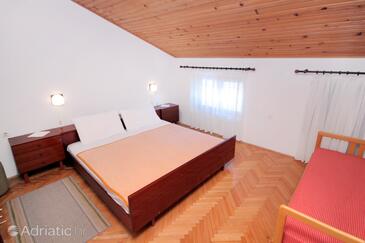 Apartments with parking space Novi Vinodolski - 5587