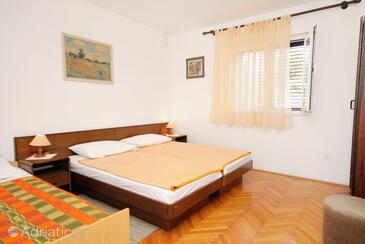 Apartments with parking space Novi Vinodolski - 5587