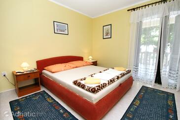 Apartments with parking space Novi Vinodolski - 5593