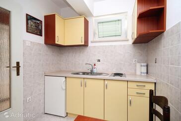 Apartments with parking space Novi Vinodolski - 5593