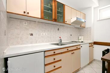 Apartments with parking space Novi Vinodolski - 5593