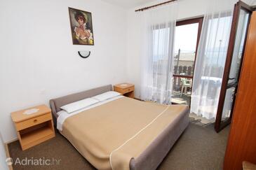 Apartments with parking space Novi Vinodolski - 5600