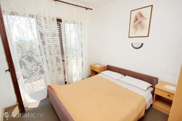 Apartments with parking space Novi Vinodolski - 5600