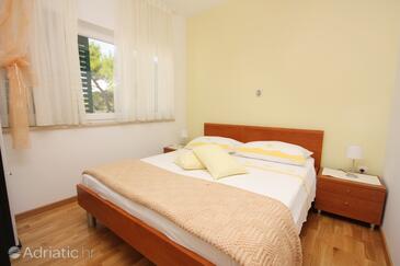 Apartmani s bazenom pogodni za obitelji s djecom Postira, Brač - 5609