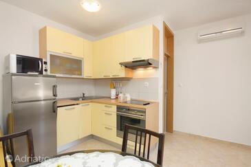 Apartmani s bazenom pogodni za obitelji s djecom Postira, Brač - 5609