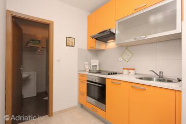 Apartmani s bazenom pogodni za obitelji s djecom Postira, Brač - 5609