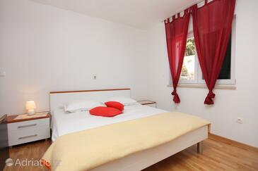 Apartmani s bazenom pogodni za obitelji s djecom Postira, Brač - 5609