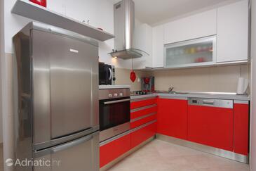 Apartmani s bazenom pogodni za obitelji s djecom Postira, Brač - 5609