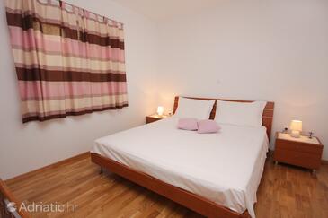 Apartmani s bazenom pogodni za obitelji s djecom Postira, Brač - 5609