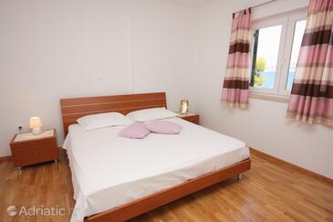 Apartmani s bazenom pogodni za obitelji s djecom Postira, Brač - 5609