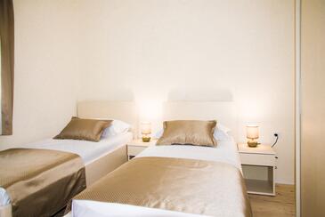 Apartmaji s parkingom Bol, Brač - 5641