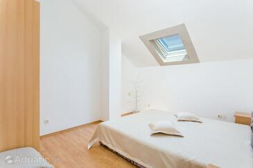 Apartments and rooms with parking space Supetar, Brač - 5658