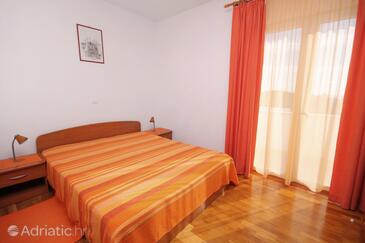 Apartments with parking space Hvar - 5686