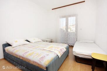 Апартаменти з паркуванням Хвар - Hvar - 5705