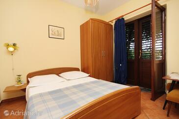 Ferienwohnungen mit Parkplatz Jelsa, Hvar - 5728