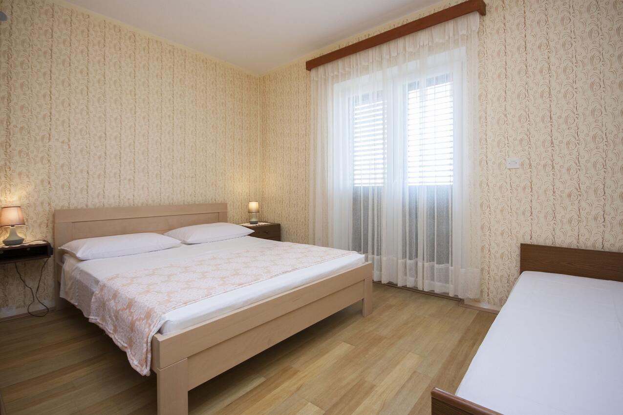 A-5736-a - Private accommodation - Apartments by the sea Brodarica, Šibenik
