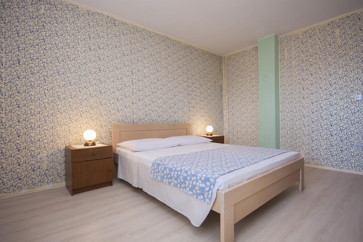 A-5736-a - Private accommodation - Apartments by the sea Brodarica, Šibenik