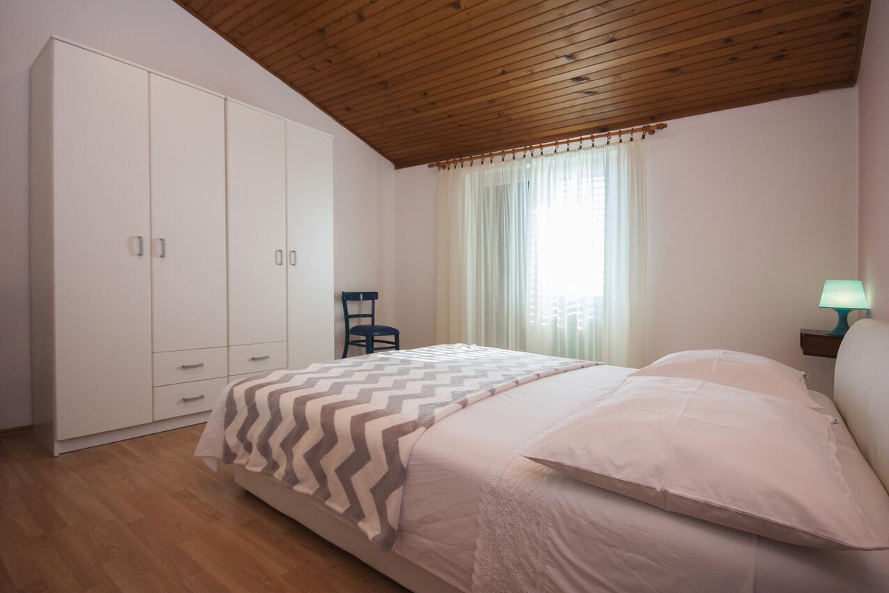 A-5736-b - Private accommodation - Apartments by the sea Brodarica, Šibenik