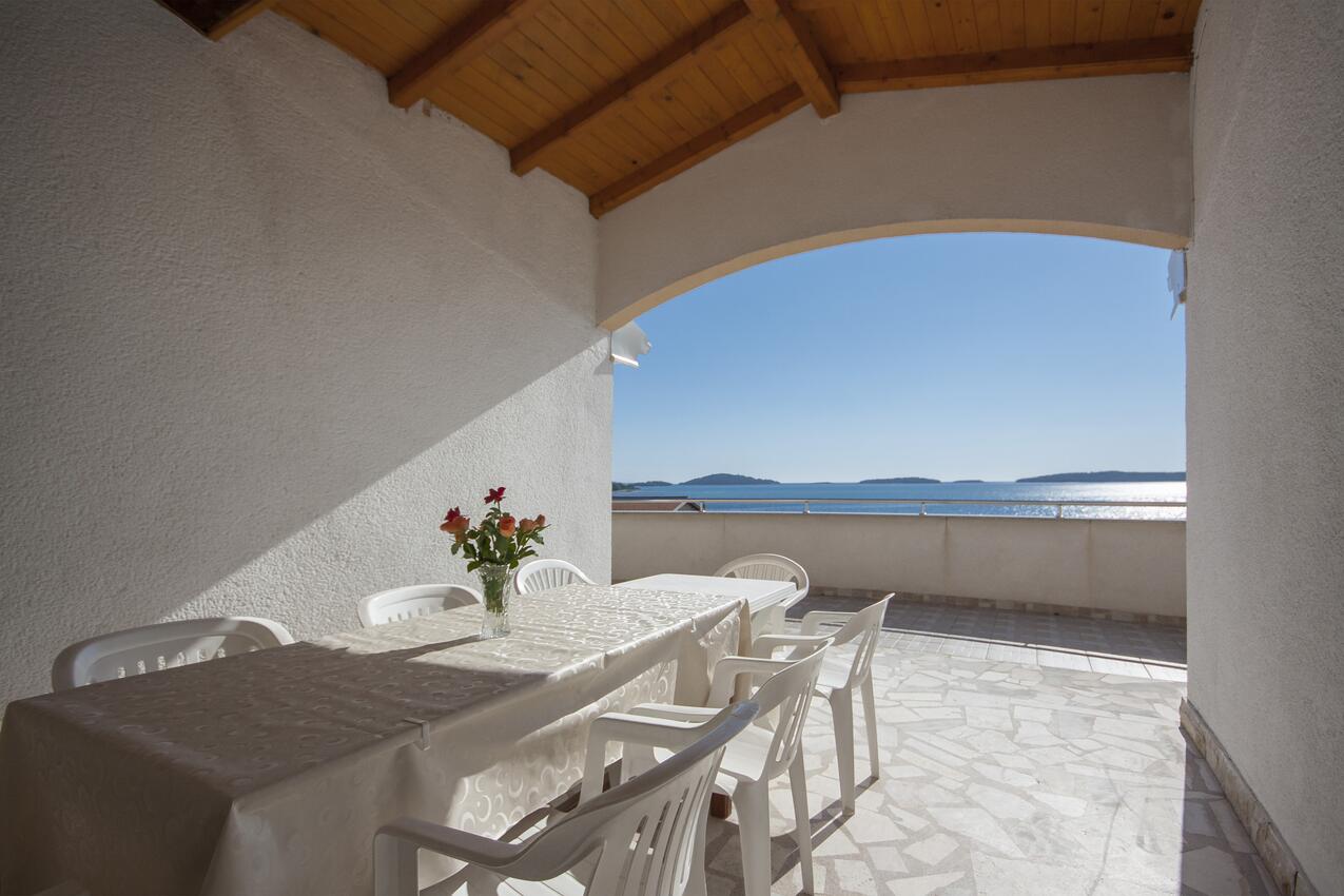 A-5736-b - Private accommodation - Apartments by the sea Brodarica, Šibenik