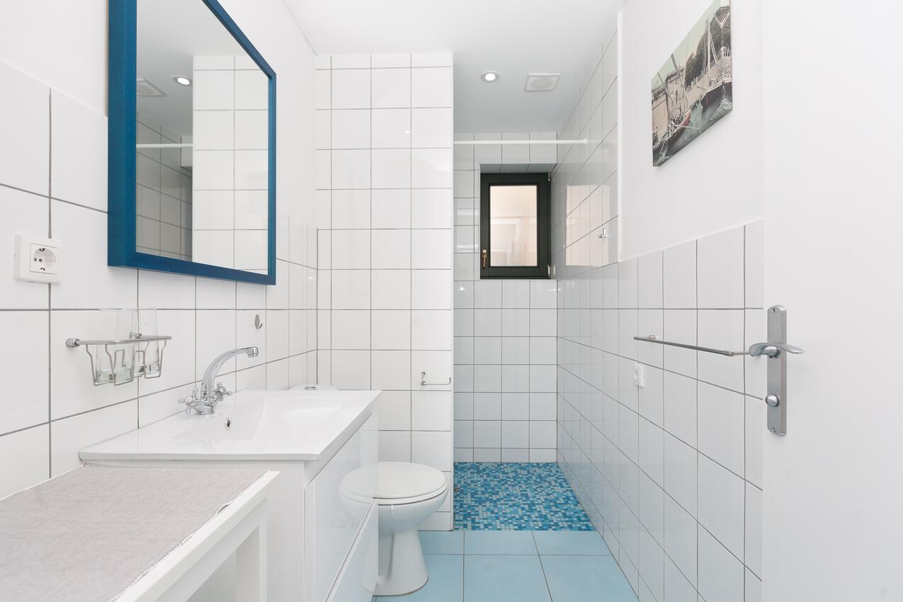 A-5760-a - Privatni smještaj - Apartmani uz more Bibinje, Zadar