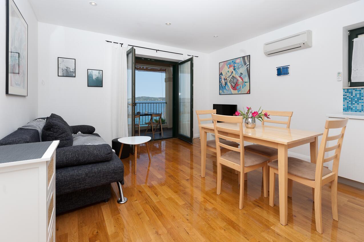 A-5760-a - Privatni smještaj - Apartmani uz more Bibinje, Zadar