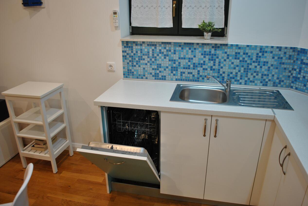 A-5760-a - Privatni smještaj - Apartmani uz more Bibinje, Zadar