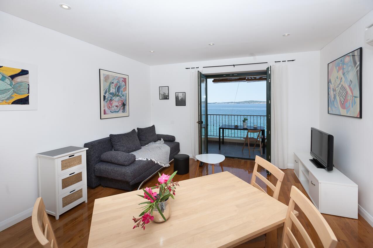 A-5760-a - Privatni smještaj - Apartmani uz more Bibinje, Zadar