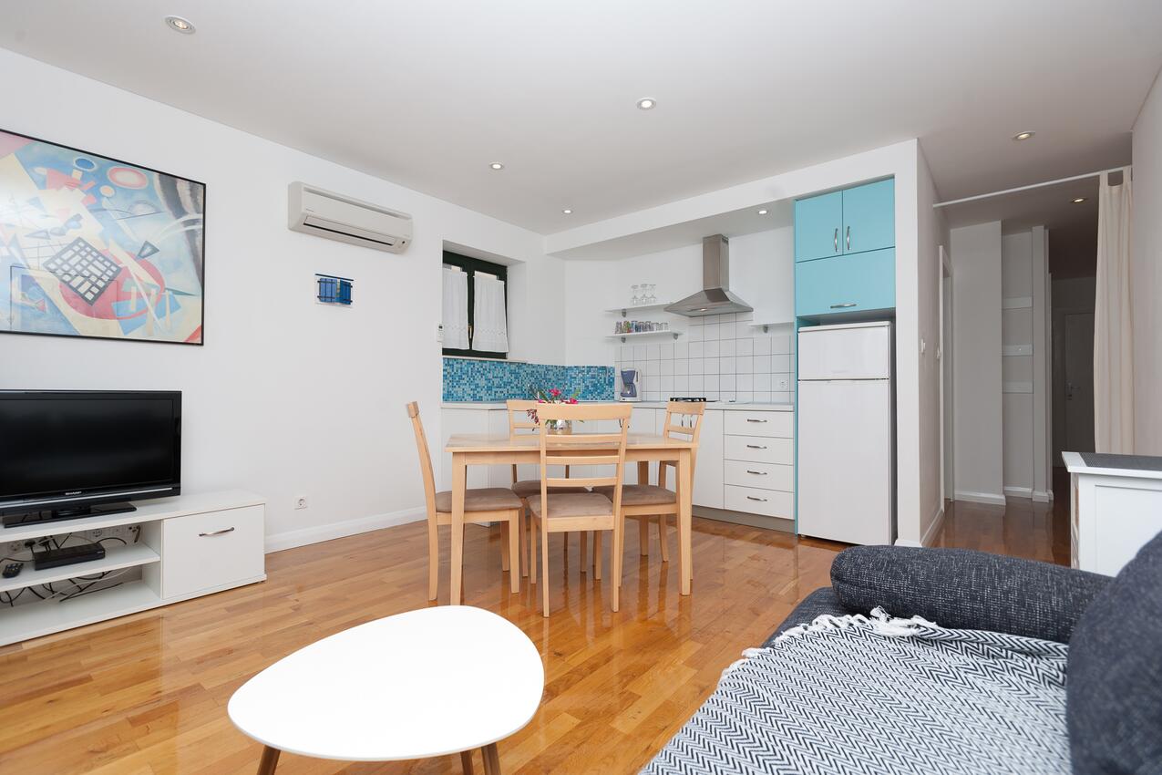 A-5760-a - Privatni smještaj - Apartmani uz more Bibinje, Zadar