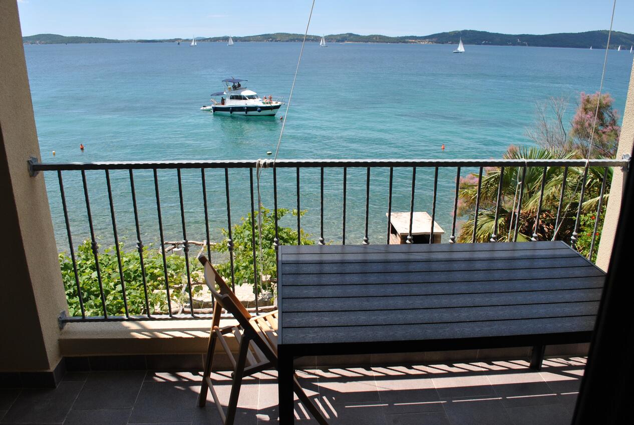 A-5760-a - Privatni smještaj - Apartmani uz more Bibinje, Zadar