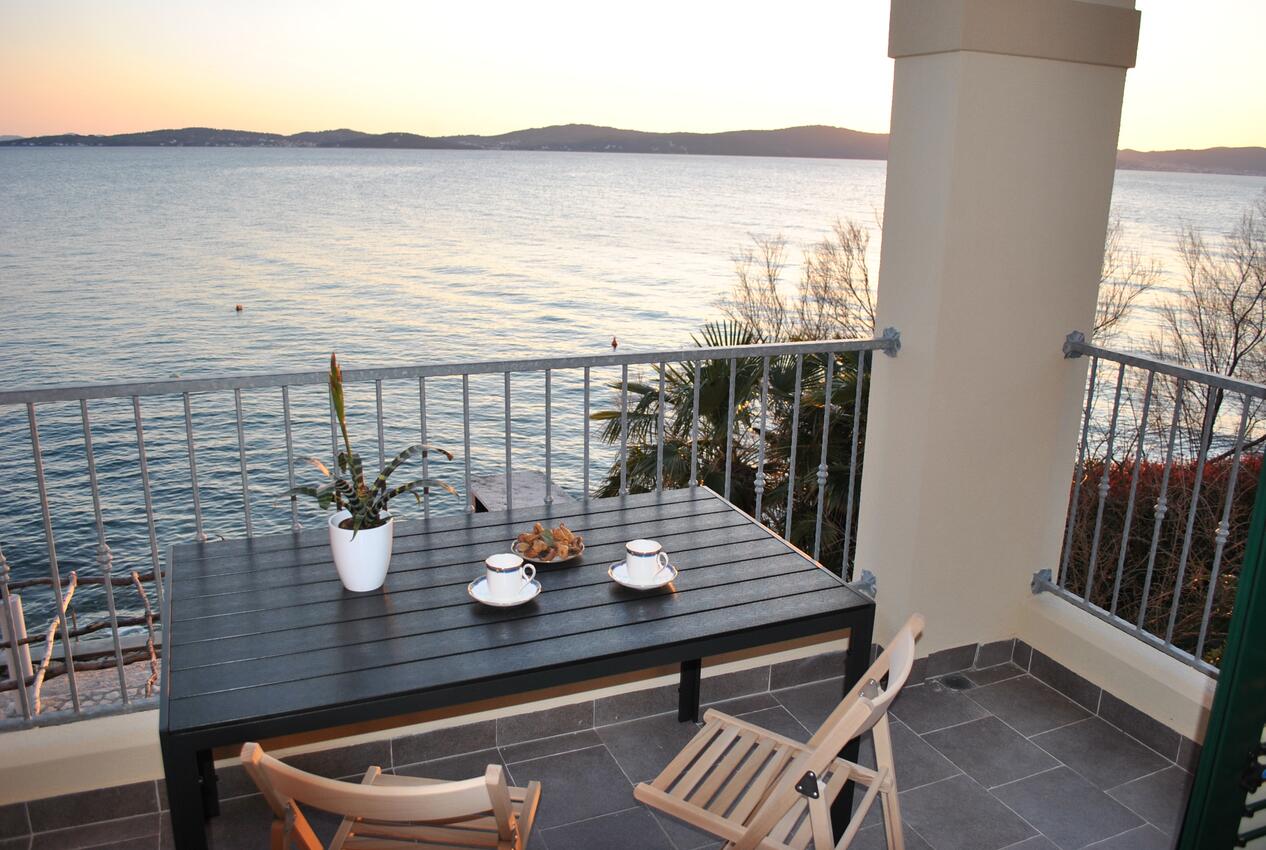 A-5760-a - Privatni smještaj - Apartmani uz more Bibinje, Zadar