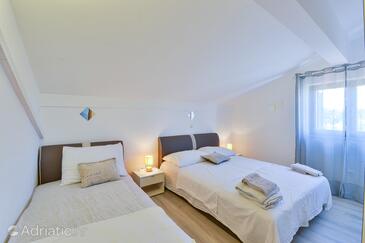 Family-friendly apartments with swimming pool Privlaka, Zadar - 5762