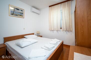 Apartments by the sea Ražanac, Zadar - 5766