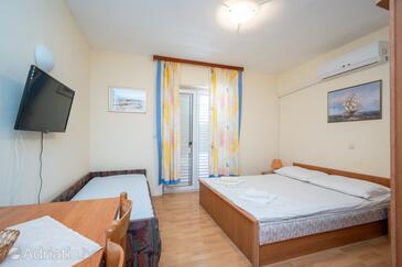 Apartments by the sea Ražanac, Zadar - 5766