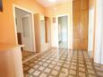 Nin, Chodba v ubytování typu apartment, domácí mazlíčci povoleni a WiFi.