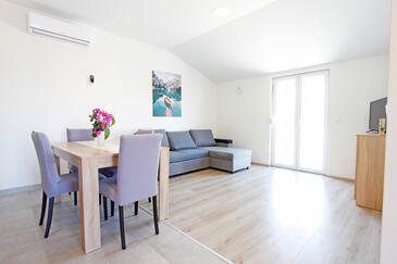 Nin, Obývacia izba v ubytovacej jednotke apartment, domáci miláčikovia povolení a WiFi.