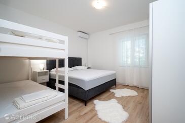 Apartmanok családok részére medencével Ljubac, Zadar - 5831