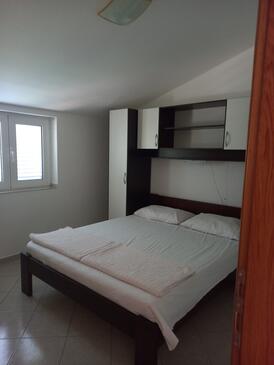 Apartments by the sea Tkon, Pašman - 5840